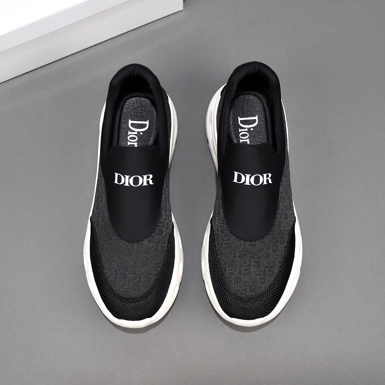 PP420🍒🍒🍒Dior's new 🆕low-cut casual sneakers, made of breathable mesh, with brand signature details on the shoe collar to enhance style. Fashionable and versatile, it can complement any look. With a sophisticated design that is both dynamic and modern, this new must-have shoe adds a new dimension to Dior's legacy, displaying modern elegance. Men's shoes 38-44 45🉑️customized